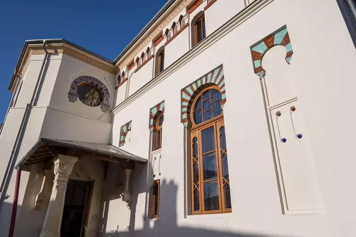 Laterala cladirii fostei băi turcesti