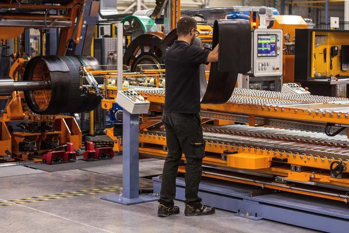 un angajat continental, lucrand in a fabrica o anvelopa