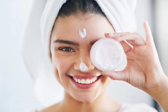 femeie care se da cu crema antirid
