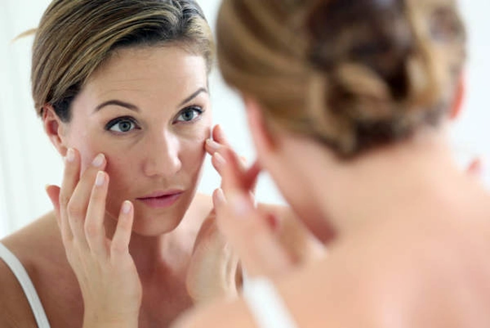 femeie care se da cu crema antirid