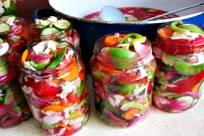 mai multe borcane cu legume asortate taiate marunt