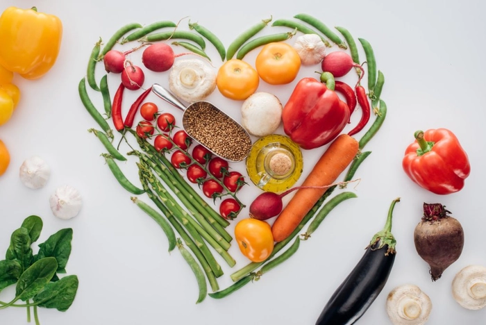 mai multe legume si fructe in forma de inima