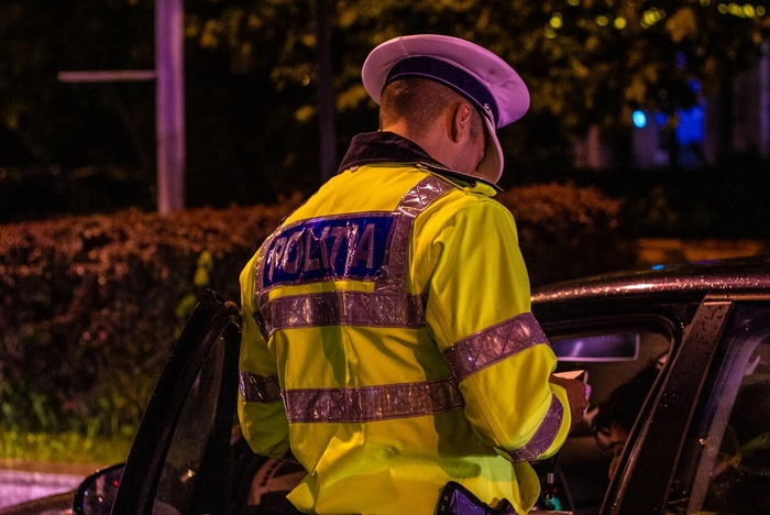  Un polițist, langa o masina neagra