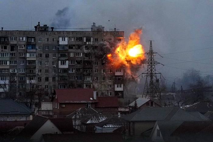 trupele ruse pro-ruse Mariupol , bloc in flacari dupa bombardamentele rusilor