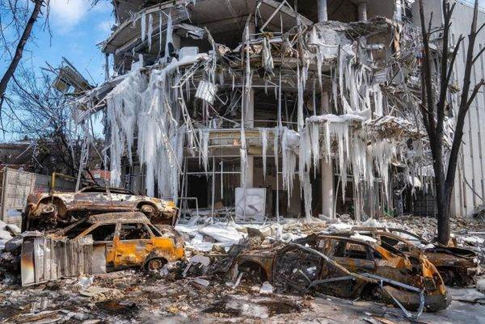 zeci de mii de morţi Mariupol, cladire din Mariupol cu turturi