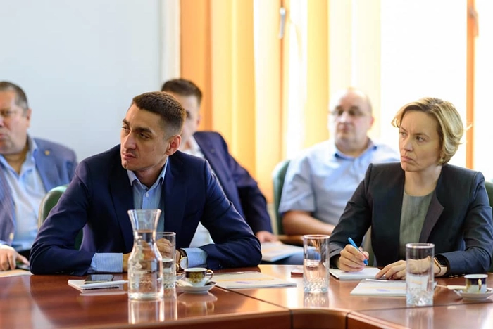  Stefan Tanasa si Cosette Chichirau la o conferinta