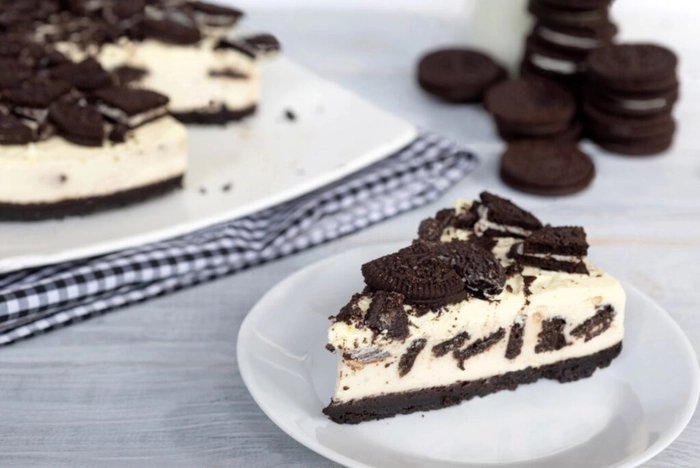 o felie de cheesecake cu oreo pe o masa