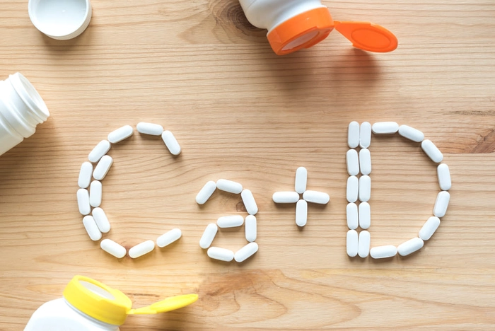 calciu si vitamina d scris pe o masa din pastile
