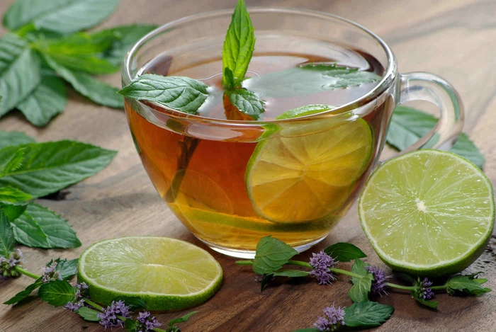 o cana de ceai verde din ierburi cu lime
