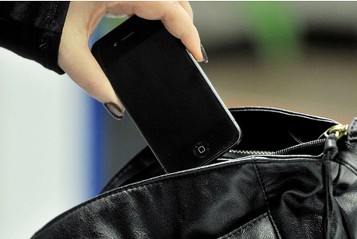o mana care ia un telefon dintr-o geanta