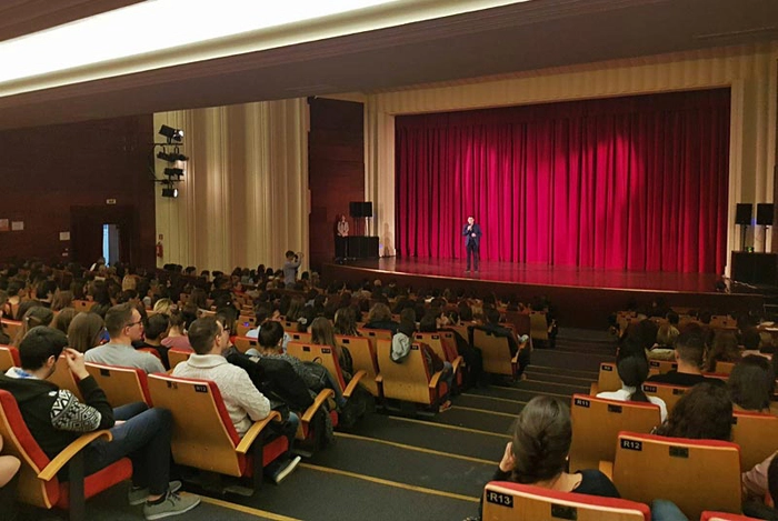  persoane aflate in sala Gaudeamus