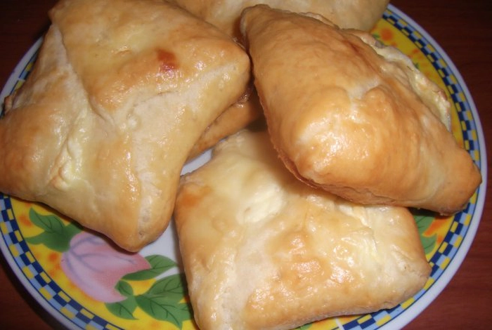 branzoaice cu branza sarata pe o farfurie