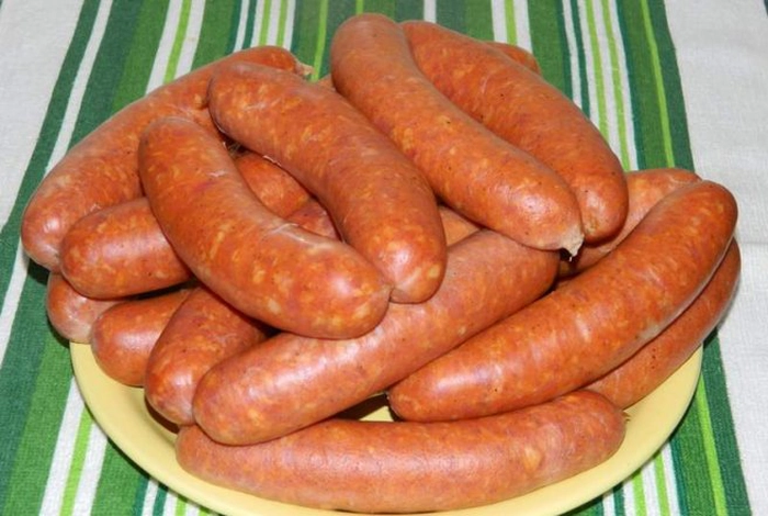 mai multi carnati de casa ardelenești pe o farfurie