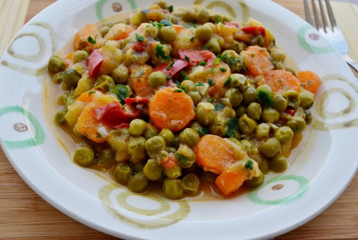 tocanita de mazare cu legume pe o farfurie