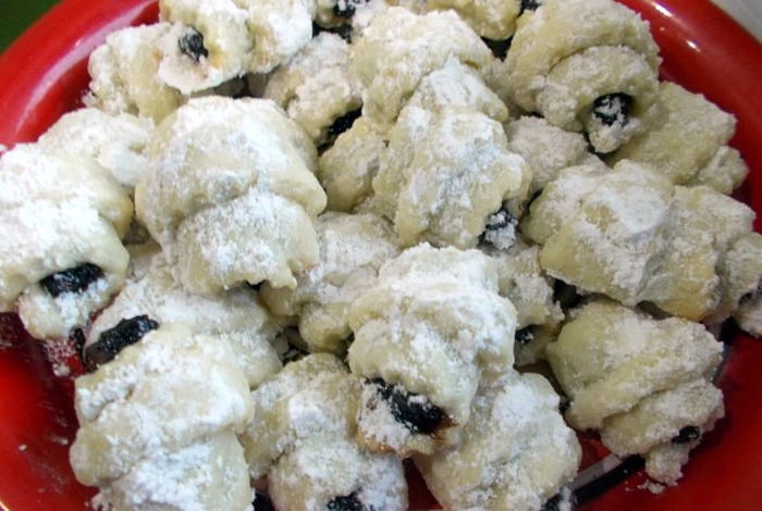 cornulețe cu gem pudrate cu zahăr
