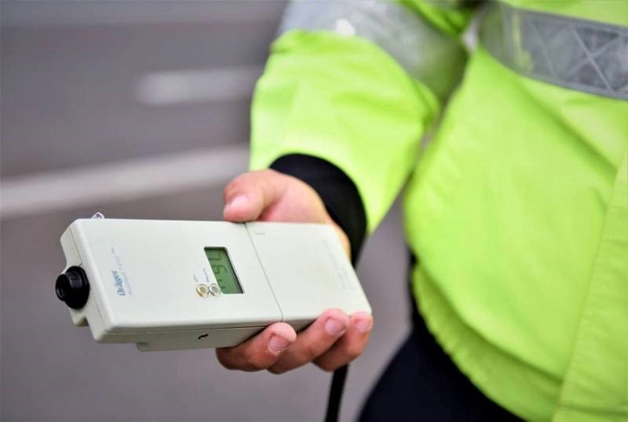 agent de politietinand in mana un etilotest