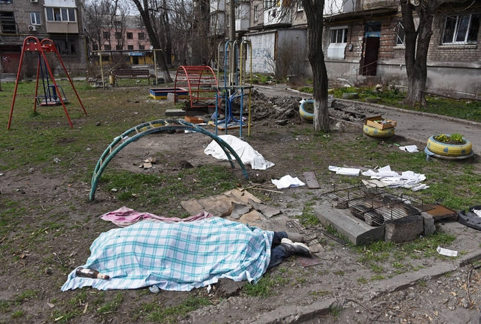 Ucraina să renunţe la apărarea Mariupolului, parc de joaca in care se afla trupul fara viata a unui cetatean