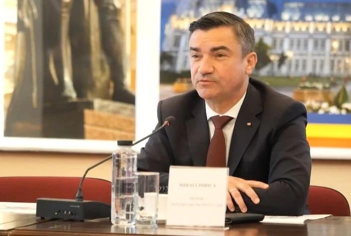  Mihai Chirica in costum negru la conferinta