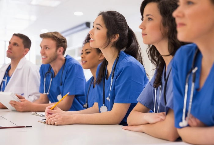 studenți la medicină în sala de curs