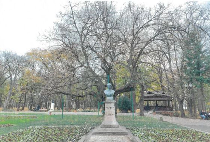  bust statuie in parc
