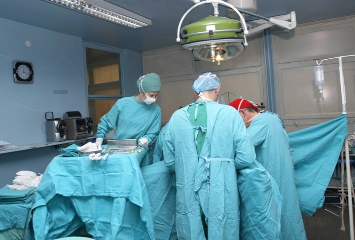 mai mulți medici care operează
