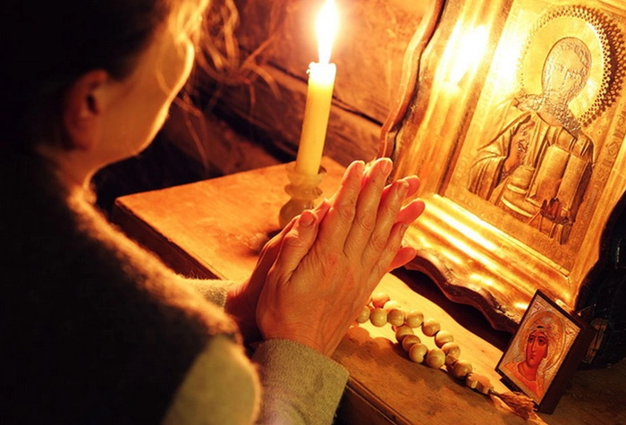 mama care se roaga pentru casatoria fiicei la biserica
