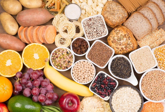 mai multe alimente pe o masa care contin carbohidrati