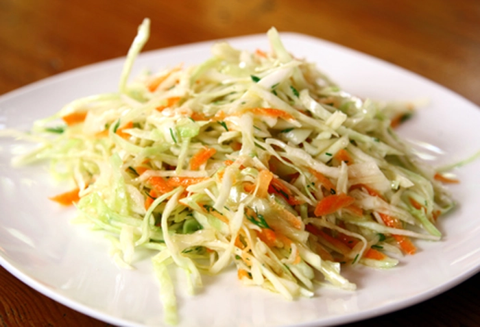 farfurie cu salată de varză