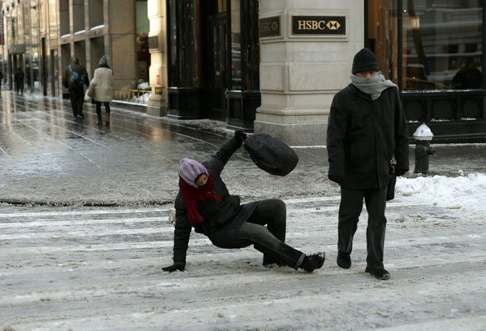 persoana care aluneca pe zapada, pe trecerea de pietoni