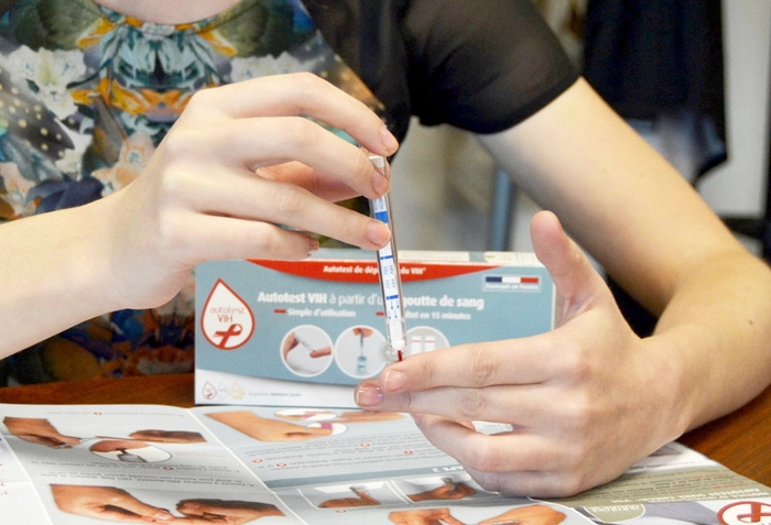 o persoana care se testeaza pentru HIV