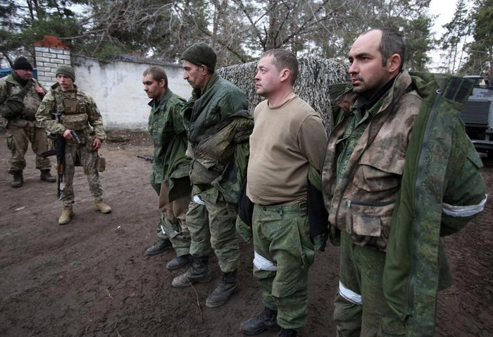 soldati rusi capturati de ucraineni