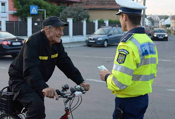  politist si un biciclist in varsta