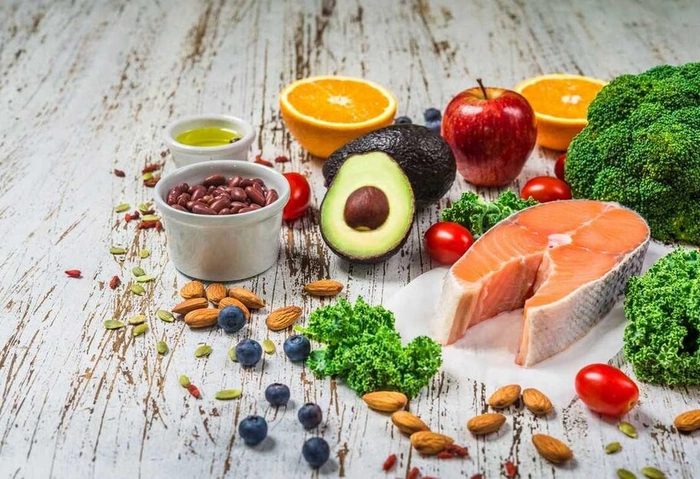mai multe fructe si alimente pe o masa