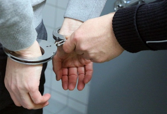 o poză cu o persoană încătușată