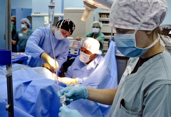 mai mulți medici și asistenți