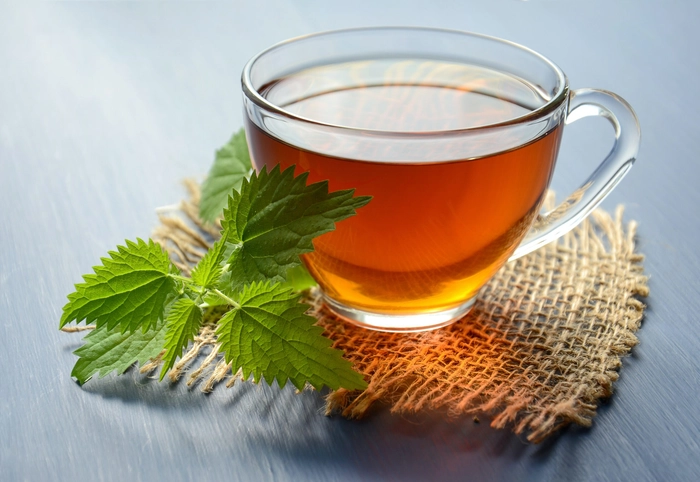 o cana de ceai din menta pe un servetel