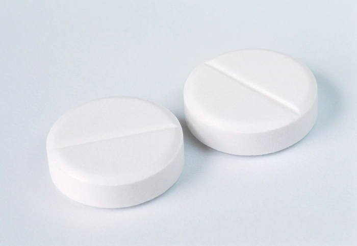 două pastile albe de paracetamol
