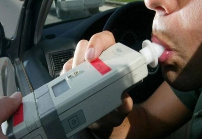 o persoana care sufla in alcooltest
