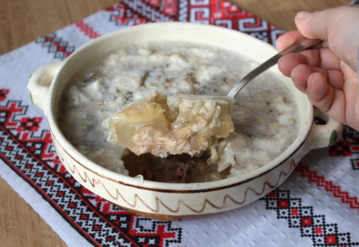 piftie de porc ardeleneasca intr-un bol