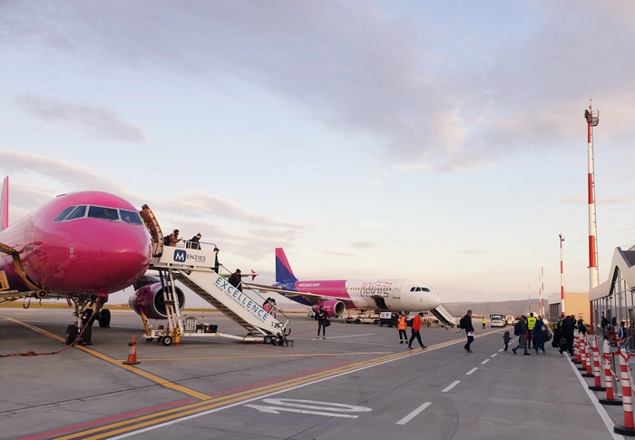 mai multe avioane pe pista de aterizare