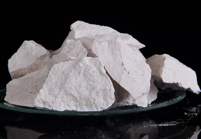 carbonat de calciu in forma dura pe o masa