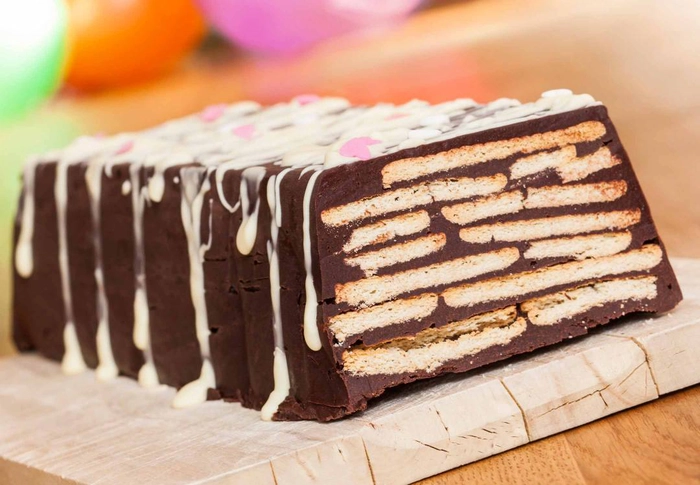 un tort de biscuiti taiat pe o masa