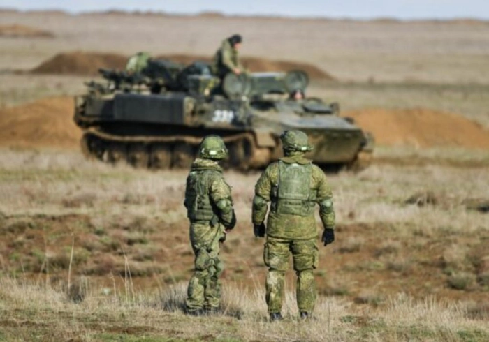 soldati pe camp, tancuri, armata