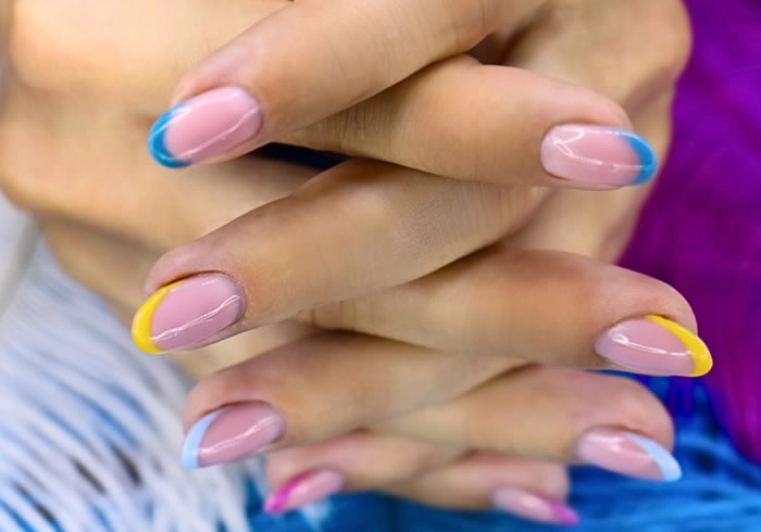 femeie cu unghii gel french colorat