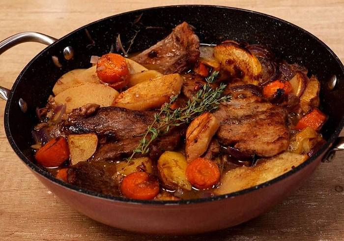 friptura de porc cu cartofi intr-un bol