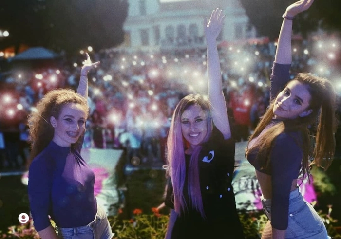  imagine cu Kaira pe scena