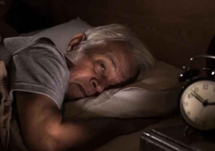 persoană în vârstă care suferă de insomnie