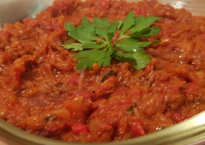 vas cu zacuscă de vinete