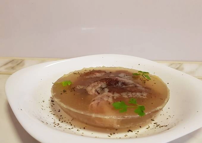 piftie de porc ardeleneasca intr-o farfurie