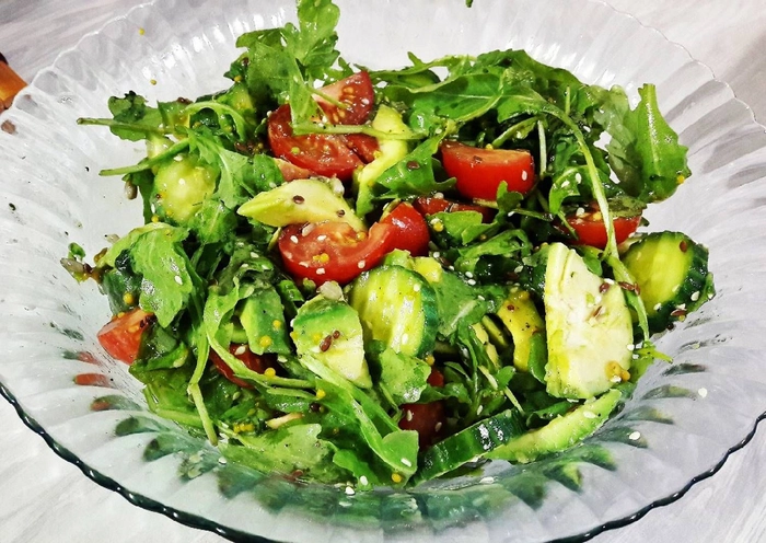 un bol cu salata pe o masa